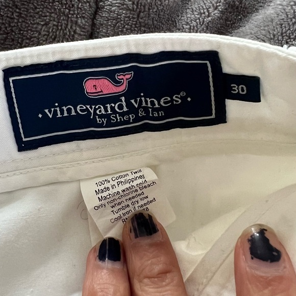 Vineyard Vine men’s white shorts - Picture 3 of 3